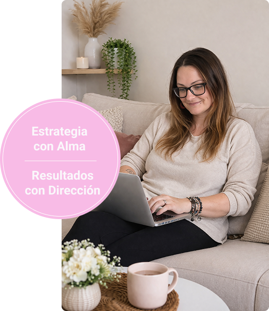 Mireia planificando la estrategia de comunicación de un negocio.