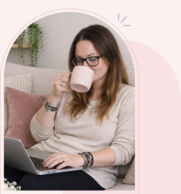 Mireia trabajando en la planificación estratégica de redes sociales.